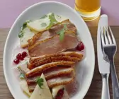 Kurz gebratene Entenbrust mit Sellerie und Preiselbeeren