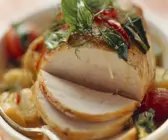 Thailändischer Putenbraten mit Ananas und Tomaten