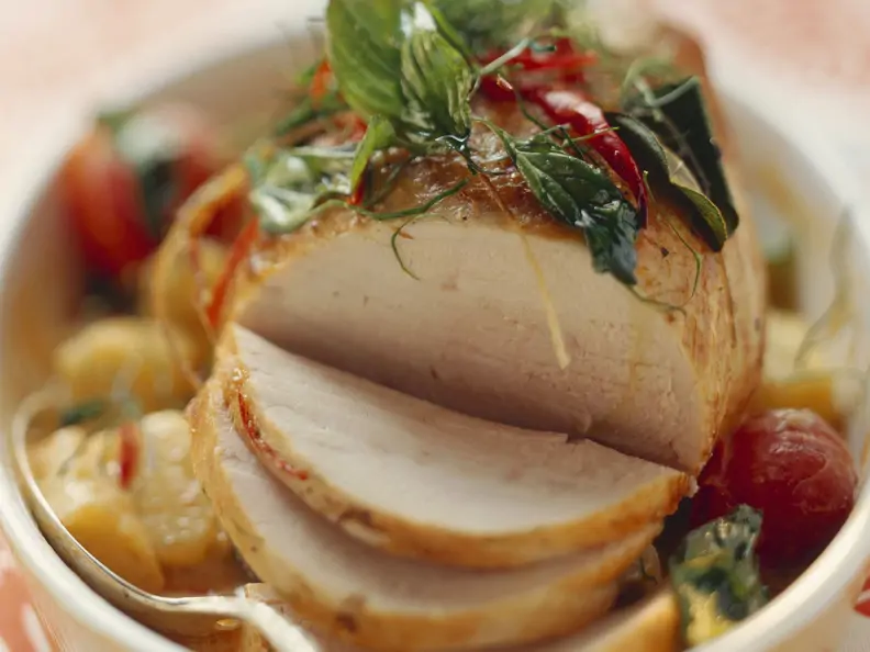 Thailändischer Putenbraten mit Ananas und Tomaten