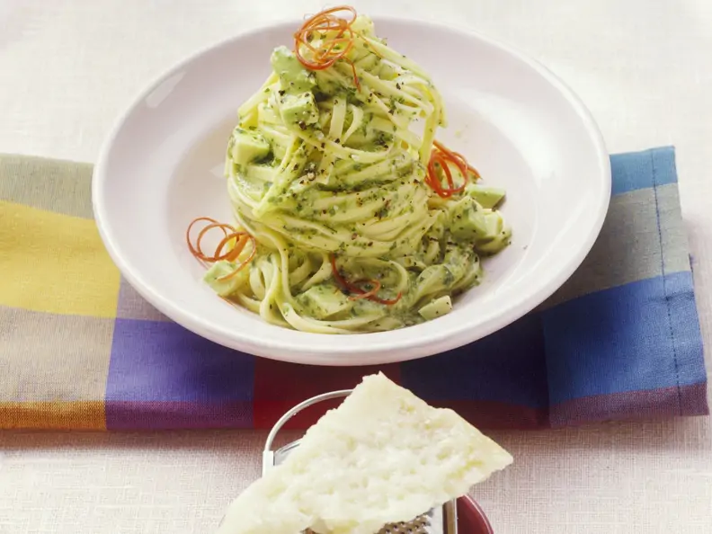 Pasta mit Avocado-Pesto