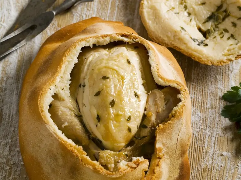 Gebackenes Hähnchen im Teigmantel