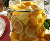 Kumquats, Ananas und Ingwer in Rum