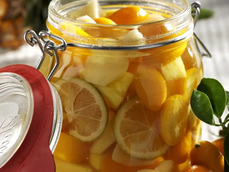 Kumquats, Ananas und Ingwer in Rum