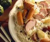 Wurst mit Sauerkraut auf elsässische Art