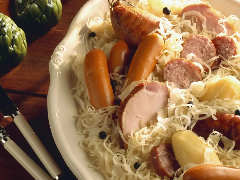 Wurst mit Sauerkraut auf elsässische Art