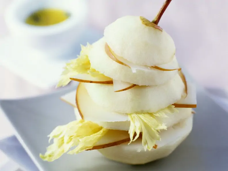 Birne mit geräuchertem Mozzarella und Sellerie
