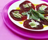 Rote-Bete-Carpaccio mit Pistazienöl und spanischem Schafskäse
