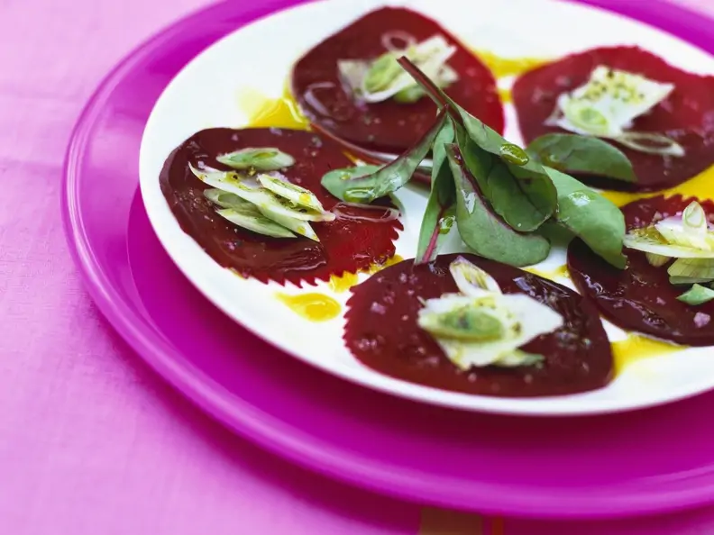 Rote-Bete-Carpaccio mit Pistazienöl und spanischem Schafskäse