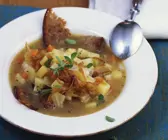 Brotsuppe mit Zwiebeln und Gemüse