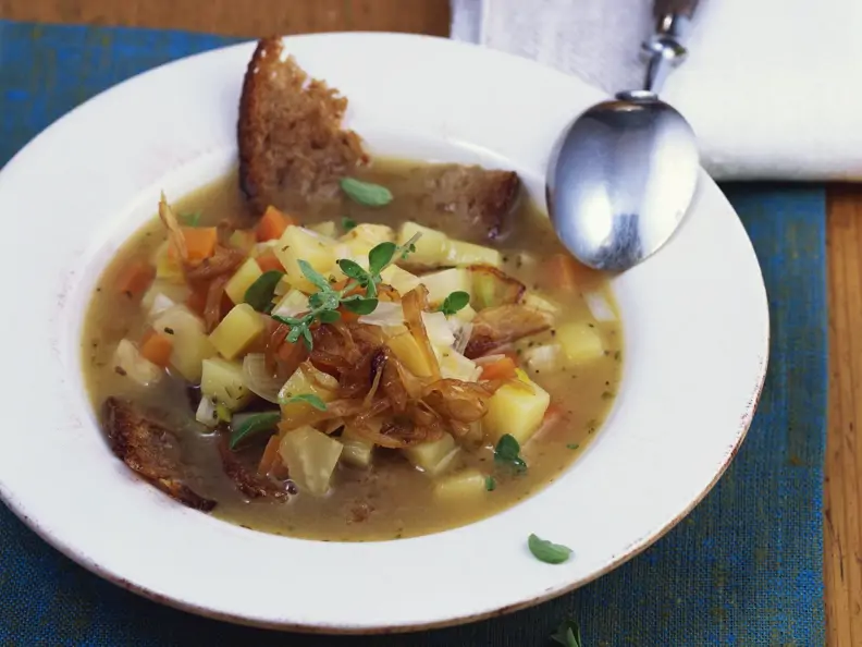 Brotsuppe mit Zwiebeln und Gemüse