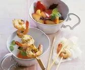 Shrimps-Spieß mit Tomaten-Pfirsichsalat