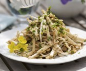 Kohlrabisalat mit Erbsenkeimlingen und Sesam-Vinaigrette