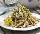 Kohlrabisalat mit Erbsenkeimlingen und Sesam-Vinaigrette
