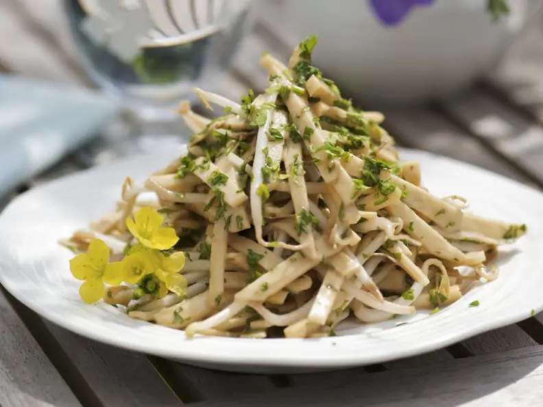 Kohlrabisalat mit Erbsenkeimlingen und Sesam-Vinaigrette