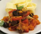 Hirschgulasch mit Paprika, Oliven und Nudeln