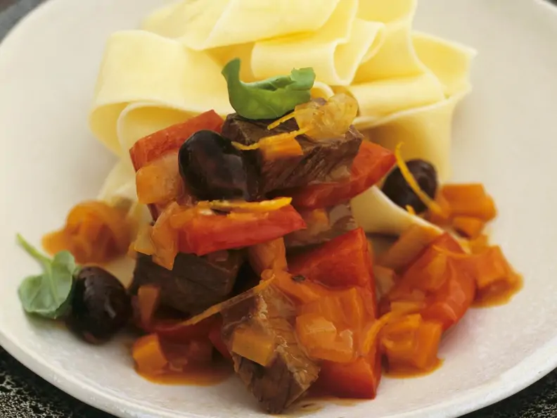 Hirschgulasch mit Paprika, Oliven und Nudeln