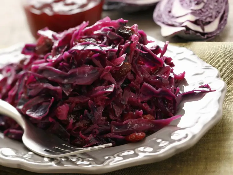 Rotkraut mit Speck und roten Johannisbeeren