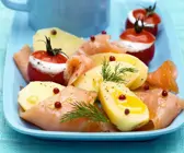 Gefüllte Tomaten mit marinierten Kartoffeln und Lachs