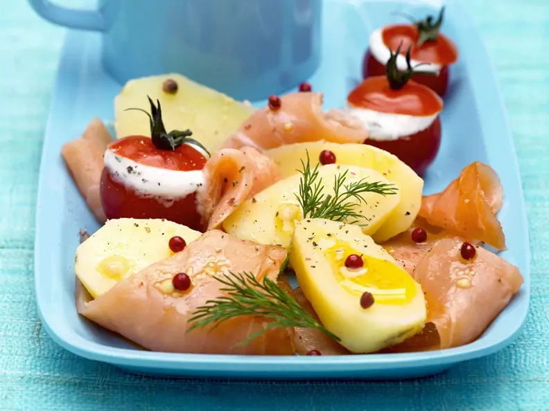 Gefüllte Tomaten mit marinierten Kartoffeln und Lachs