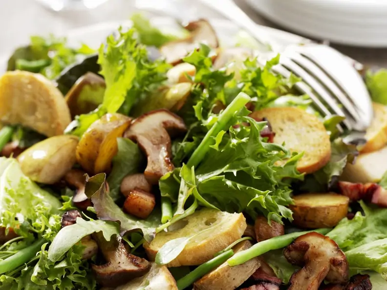 Herbstsalat mit gebratenen Pilzen