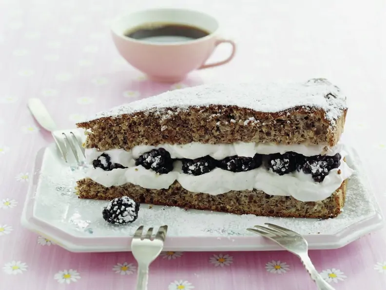 Schmandkuchen mit Brombeeren
