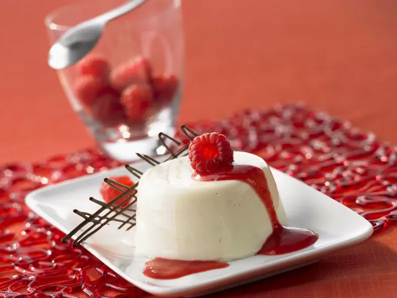 Panna cotta mit Himbeersauce