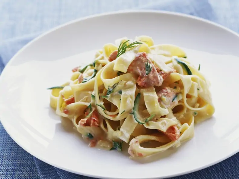 Pasta mit geräucherter Forelle und sahniger Soße