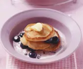 Kleine Müsli-Pfannkuchen mit Heidelbeeren
