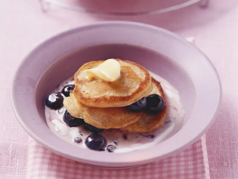 Kleine Müsli-Pfannkuchen mit Heidelbeeren