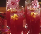 Roter Cocktail auf asiatische Art