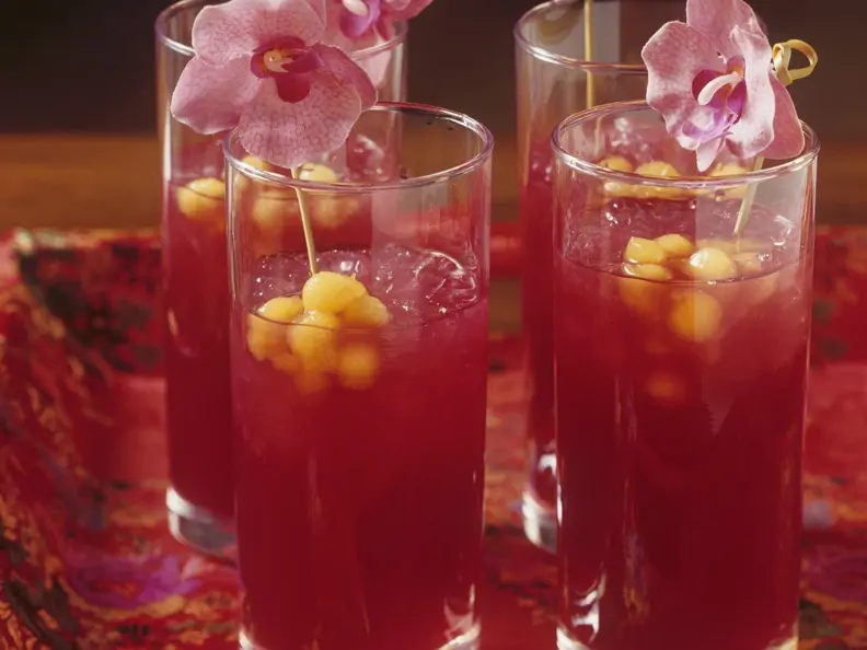 Roter Cocktail auf asiatische Art