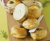 Olivenbrötchen mit Möhrencreme