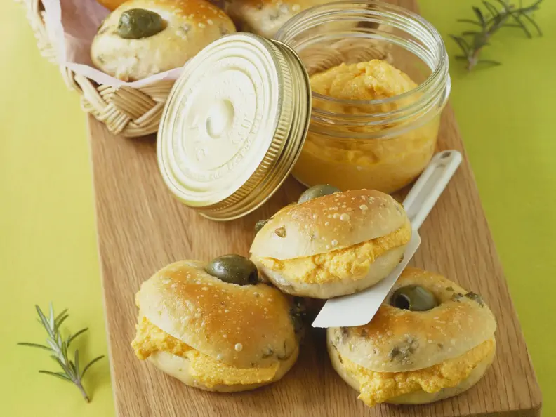 Olivenbrötchen mit Möhrencreme