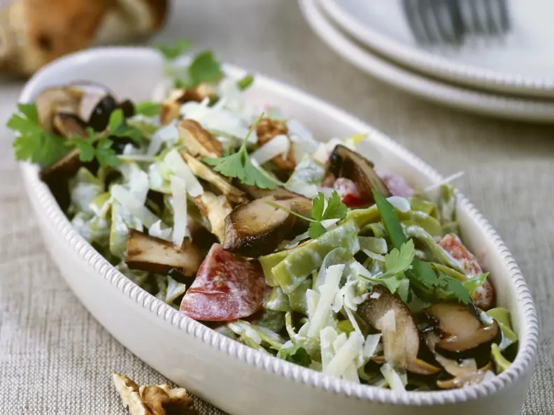 Grüne Pasta mit Braunkappen, Walnüssen und Parmesan