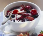 Rote Beerengrütze mit Vanillesahne