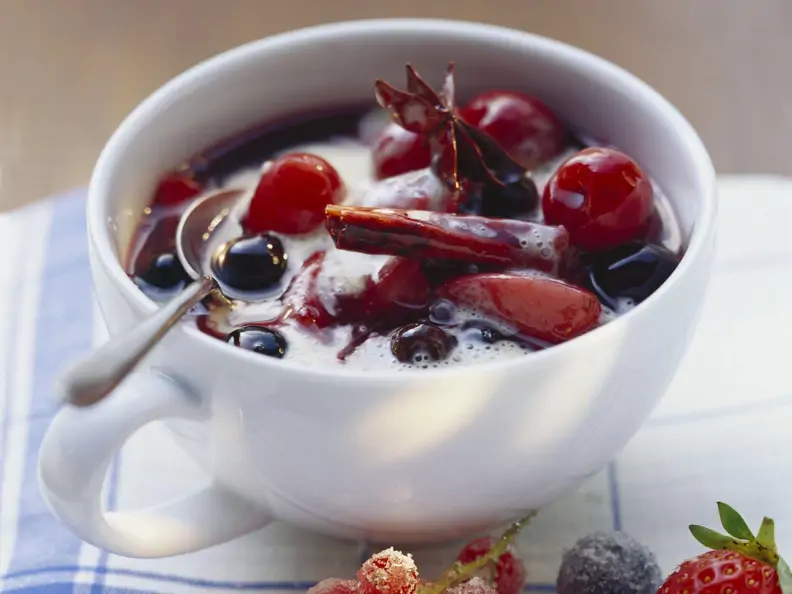 Rote Beerengrütze mit Vanillesahne