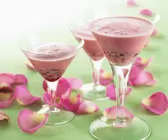 Granatapfelmilchshake mit Rosenwasser