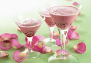 Granatapfelmilchshake mit Rosenwasser