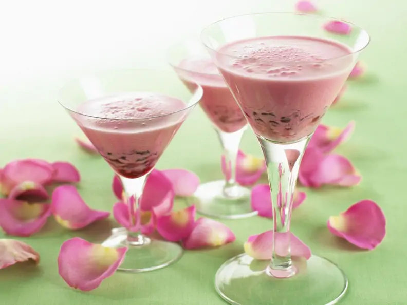 Granatapfelmilchshake mit Rosenwasser