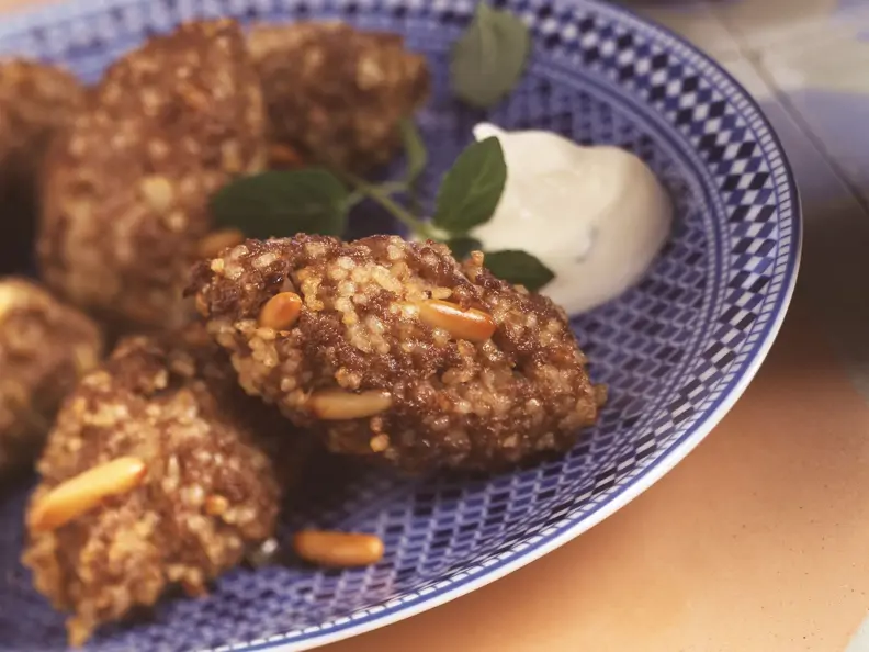 Coucous-Hackbällchen mit Joghurtsoße