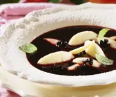 Holunderbeerensuppe mit Nockerl