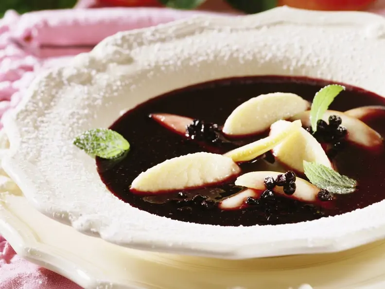 Holunderbeerensuppe mit Nockerl
