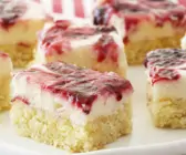 Kokosschnitten mit Beeren