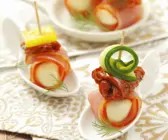 Mozzarella-Schinken-Häppchen mit getrockneten Tomaten und Gurke