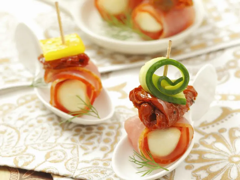 Mozzarella-Schinken-Häppchen mit getrockneten Tomaten und Gurke