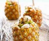 Exotischer Obstsalat in der Ananas