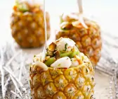 Exotischer Obstsalat in der Ananas
