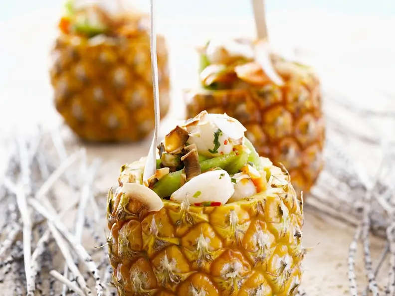 Exotischer Obstsalat in der Ananas