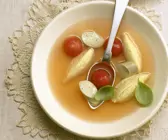 Tomatenbrühe mit Käsenocken