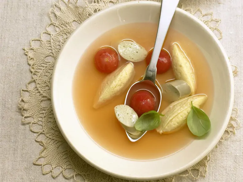 Tomatenbrühe mit Käsenocken